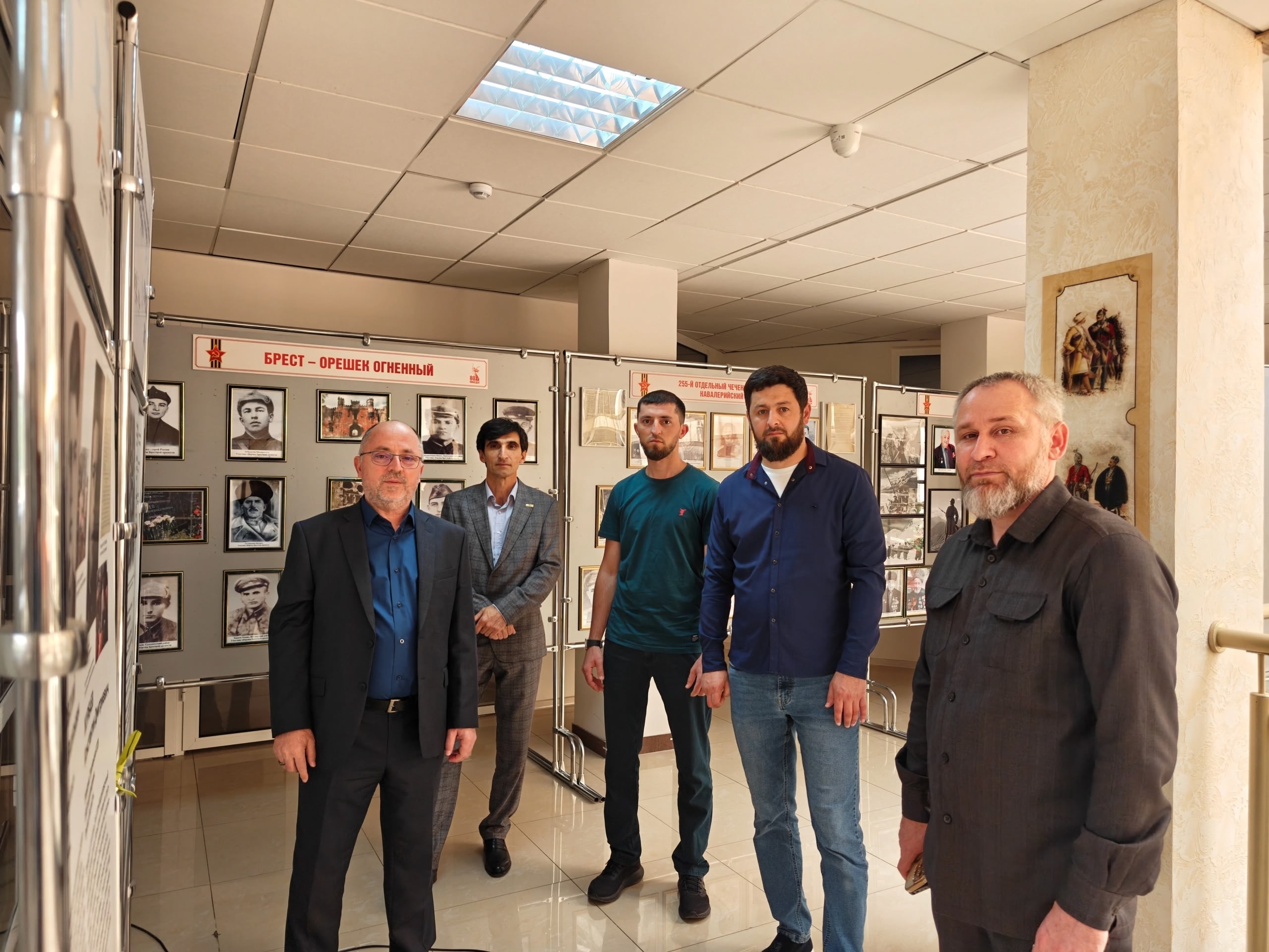 Пять членов проекта «Ушедшие в бессмертие» посетили обновленную выставку в Национальной библиотеке Чеченской Республики, посвященную 80-летию Победы СССР в Великой Отечественной войне над фашистской Германией